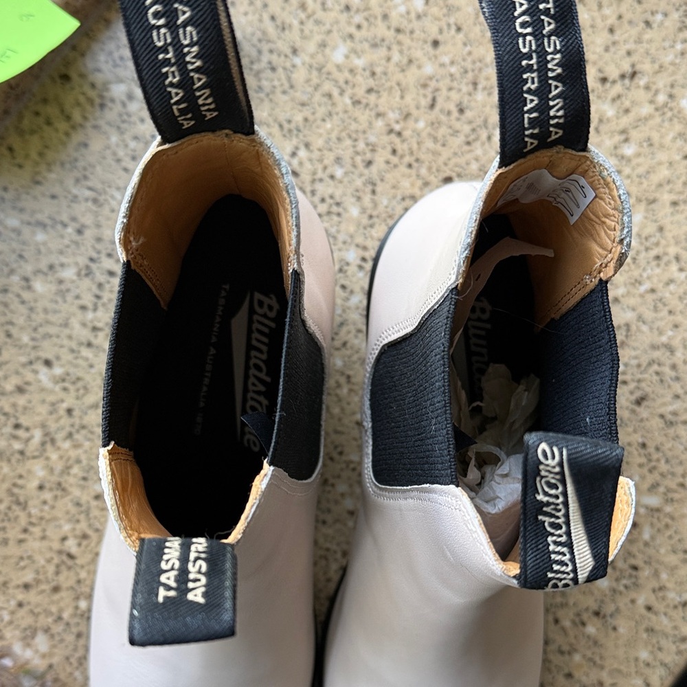 Women’s Blundstone Chelsea heeled Boots in Bone - Picture 3 of 4